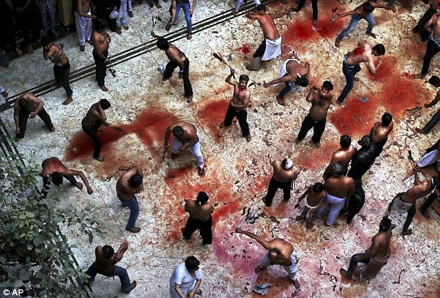 Darah Membasahi Lantai Mesjid Peringati 10 Muharram